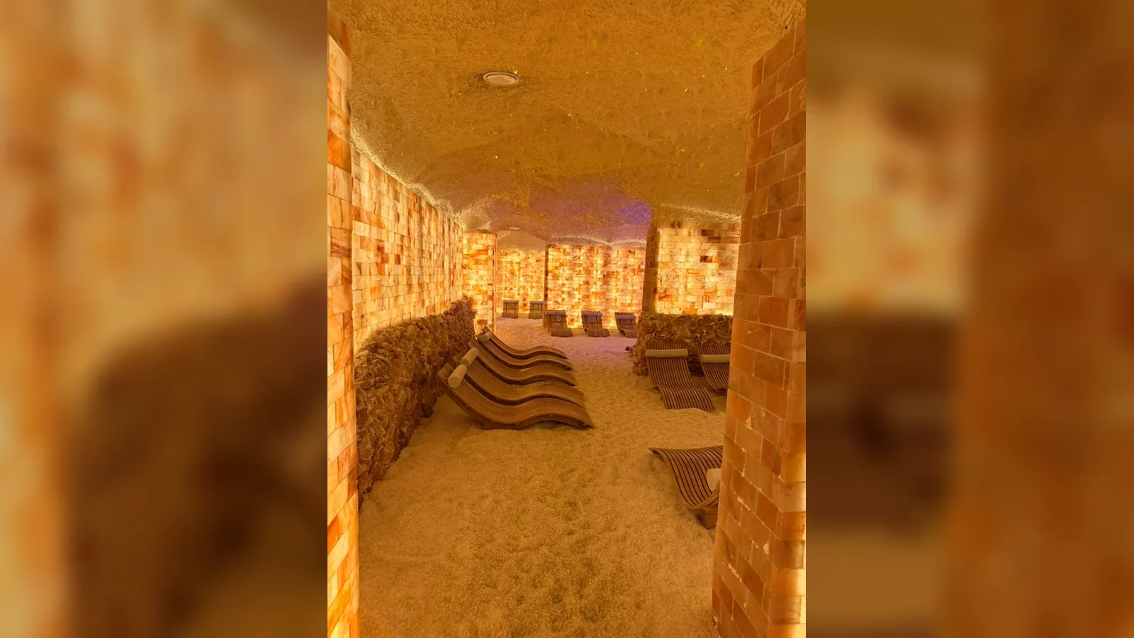 Grota solna z leżakami w strefie wellness Hotelu Gołębiewski w Pobierowie.