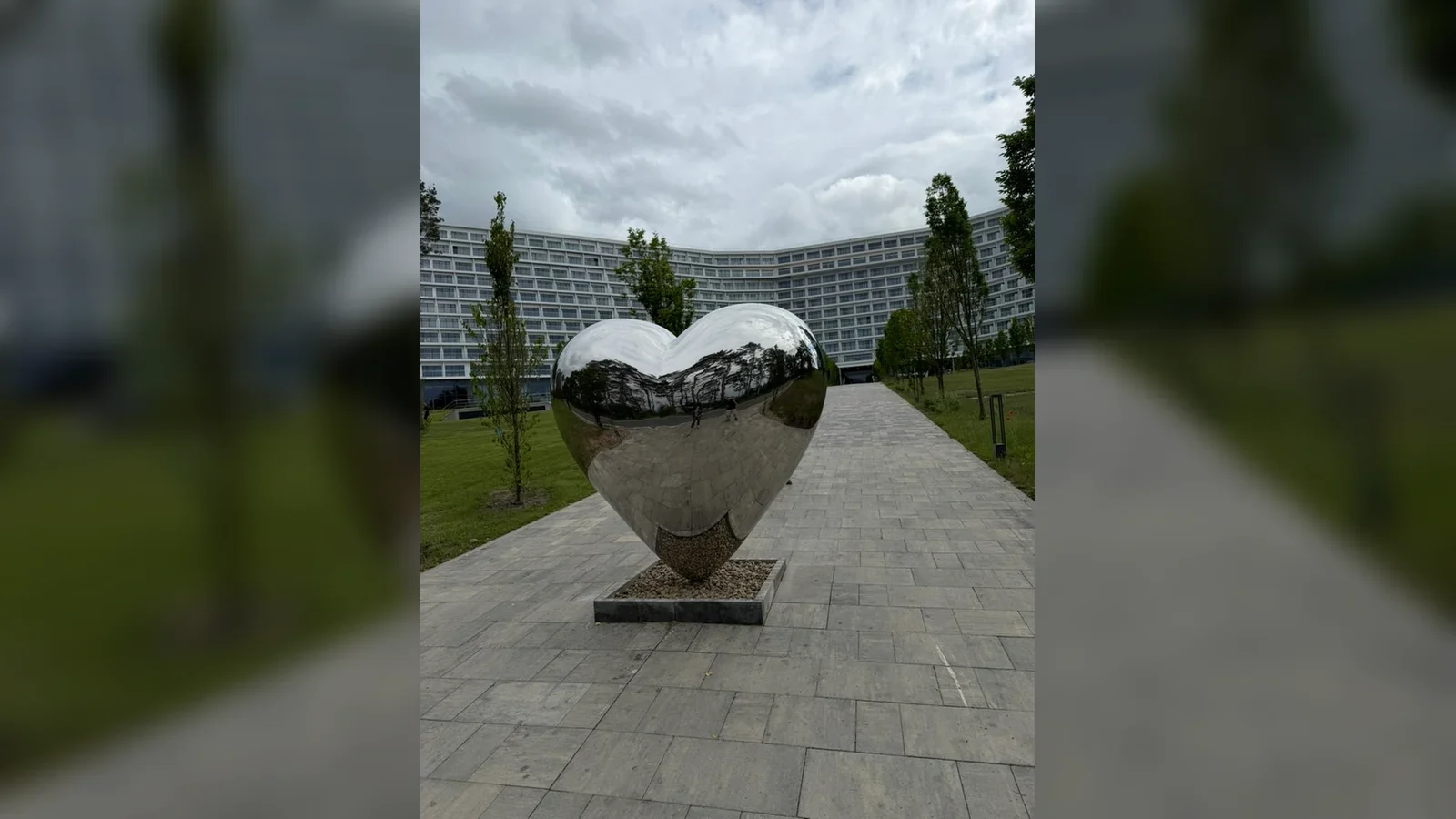 Lustrzane serce przed Hotelem Gołębiewski w Pobierowie, przy alejce prowadzącej w stronę plaży.