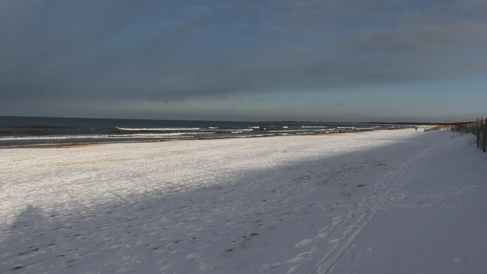 Plaża na Wyspie Sobieszewskiej w Gdańsku z szerokim piaskiem i zimowym światłem.