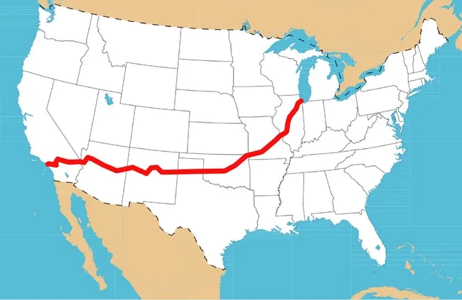 Orientacyjna mapa historycznego przebiegu Route 66 przez osiem stanów USA, od Illinois po Kalifornię.