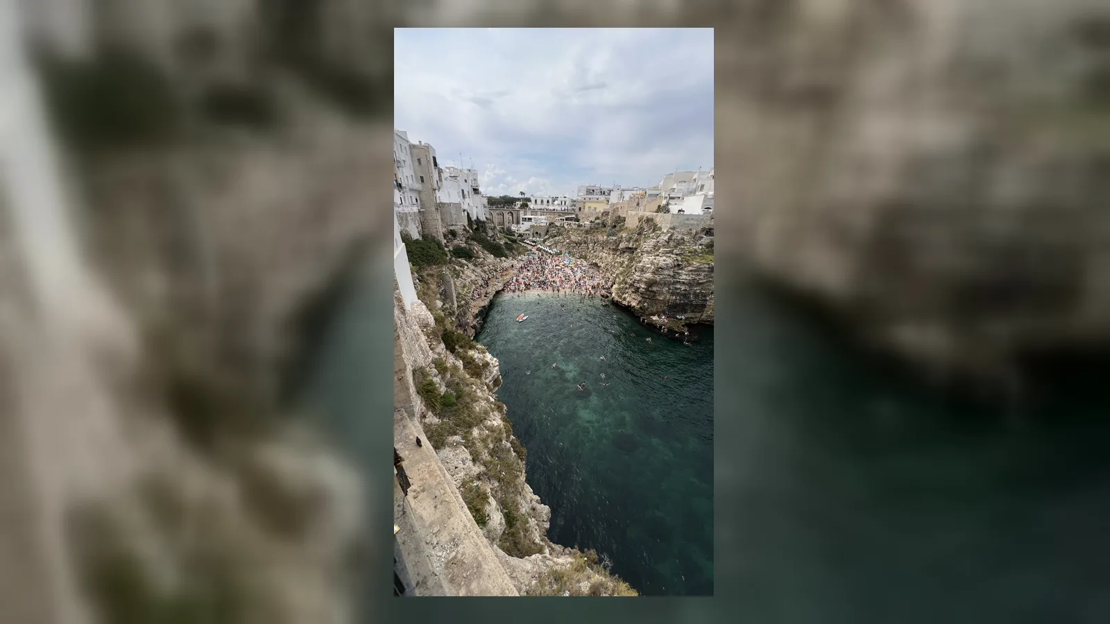 Plaża Lama Monachile w Polignano a Mare widziana z klifu.